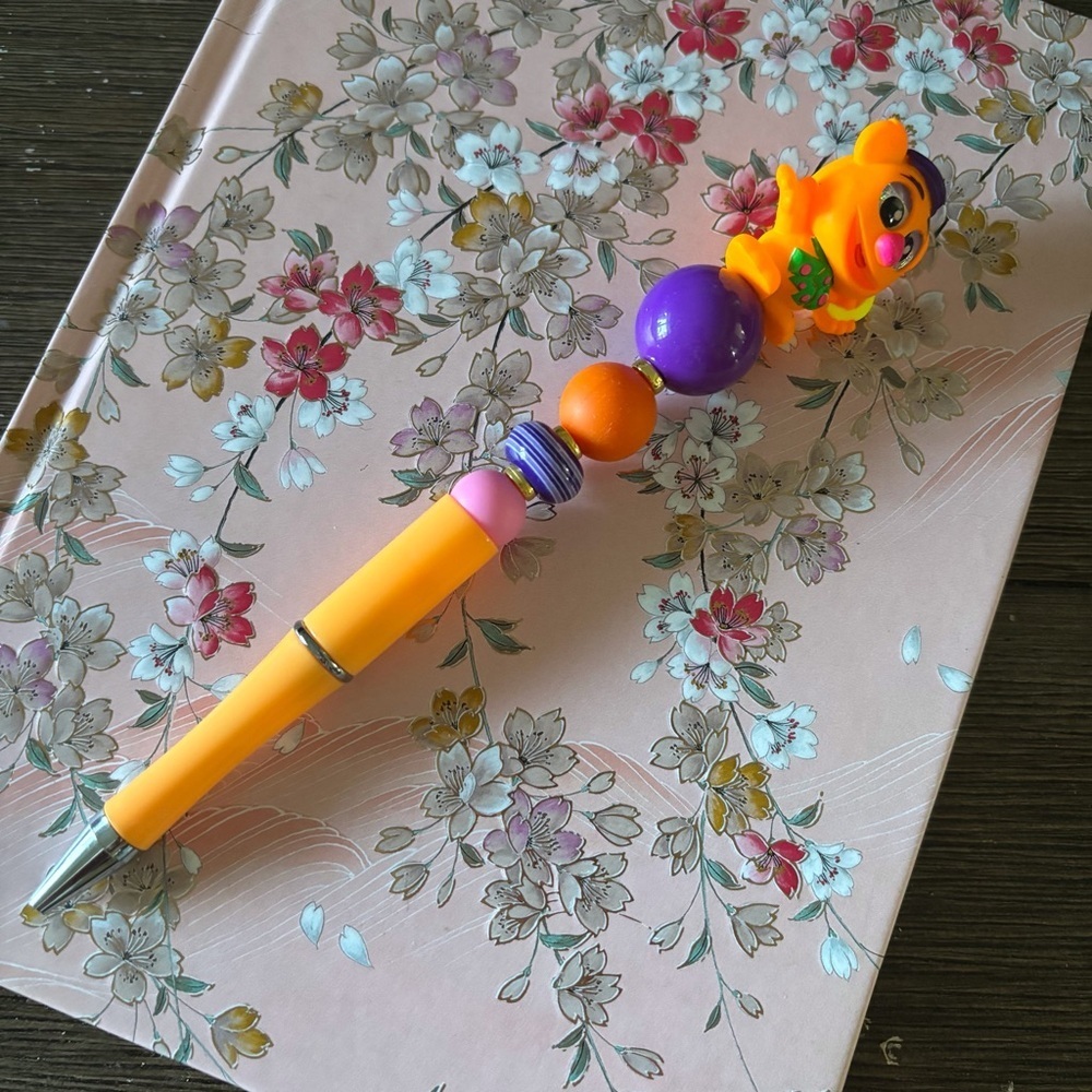 Disney Doorables: The Muppets: Fozzie (blacklight) handmade beaded pen - Picture 2 of 3